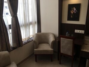 奢华套房 | 客厅 | 32-英寸LED 电视 （配备有线频道）、电视