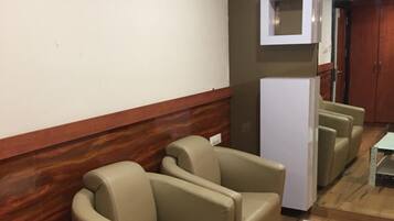 Luxury Suite | Living area | 32-inch LED TV with cable channels, TV