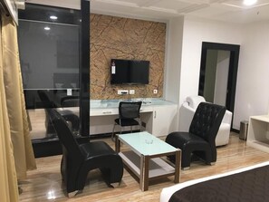 Luxury Suite | Living room | 32-inch LED TV with cable channels, TV - Hotel Bidar Gateway (Bidar)