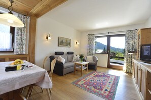 Apartment (Haermelekopf) | Living room | 100-cm flat-screen TV with cable channels, TV, books - Haus Valle (Reith bei Seefeld)