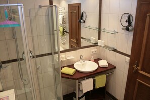 Comfort Apartment, 2 Bedrooms (Reither Spitz) | Bathroom shower - Haus Valle (Reith bei Seefeld)