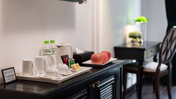 Habitación familiar, balcón (No View) | Servicio de la habitación