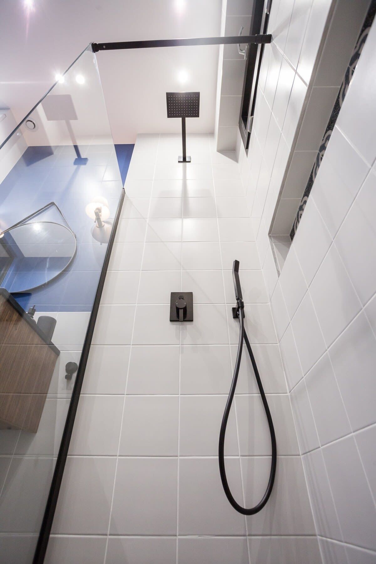 Dusche, Haartrockner, Handtücher, Shampoo