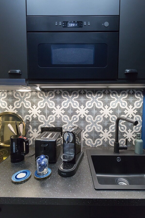 Fridge, microwave, dishwasher, coffee/tea maker