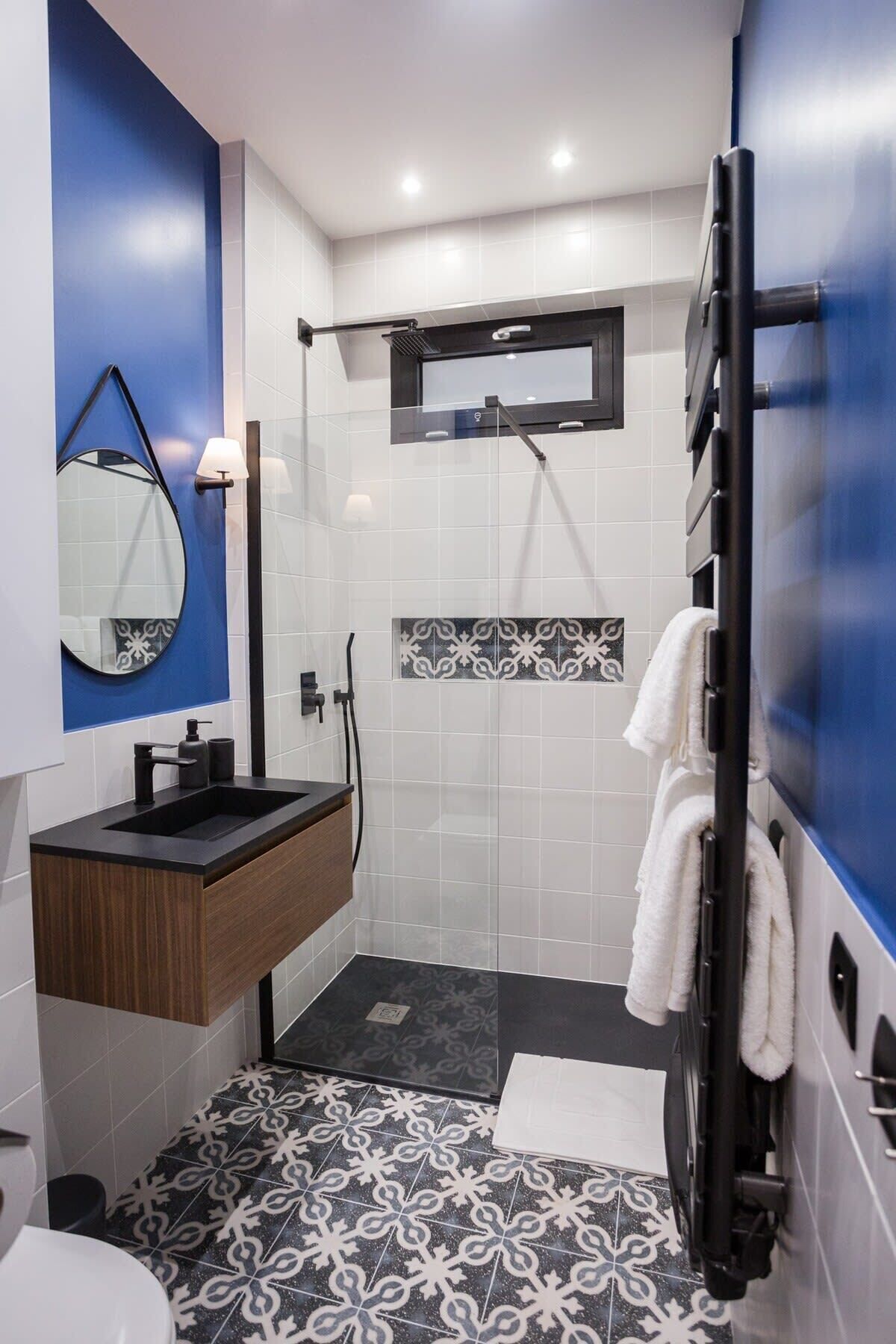 Shower, hair dryer, towels