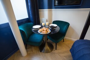 Dining - Le Cafe des Invalides - Eiffel Tower (Paris)