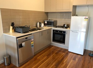 Fridge, microwave, oven, dishwasher - Cosy Family holiday home (Werrington)