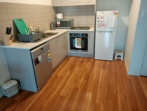 Een koelkast, een microgolfoven, een oven, een vaatwasser