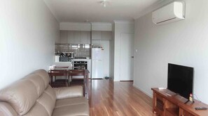 TV, books - Cosy Family holiday home (Werrington)