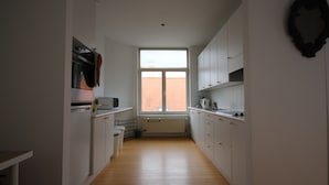 Apartment | Eigene Küche | Wasserkocher mit Kaffee-/Teezubehör, Kühlschrank, Mikrowelle, Herdplatte