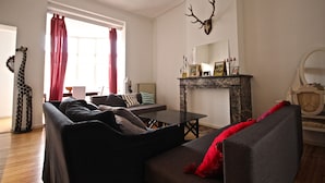 Apartment | Wohnbereich | Fernseher