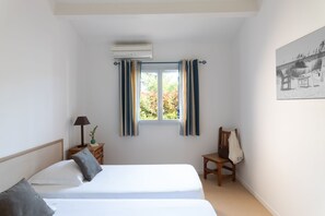 3 bedrooms, in-room safe, iron/ironing board, travel cot