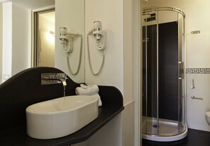 SĂšche-cheveux, bidet, serviettes fournies, savon