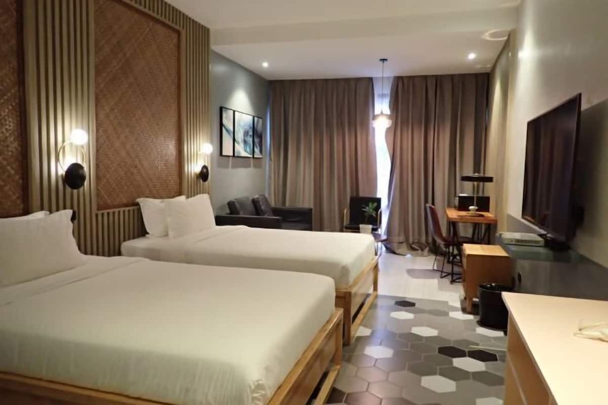 In-room safe, free WiFi, bed sheets