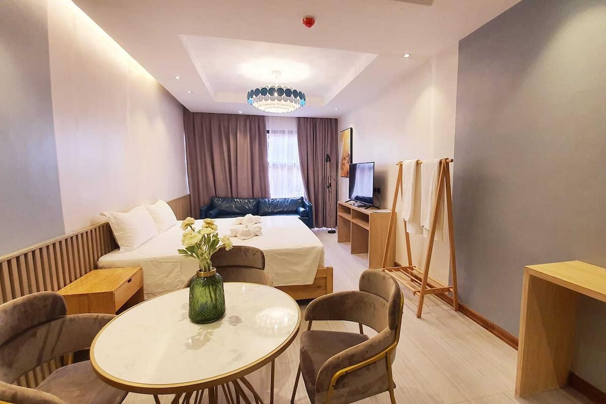 Deluxe Suite, 2 Bedrooms, Non Smoking, Pool View