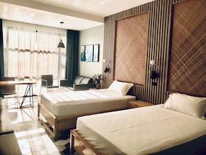 Quarto duplo luxo, para não fumantes, vista para a piscina | Cofres nos quartos, Wi-Fi de cortesia, roupa de cama