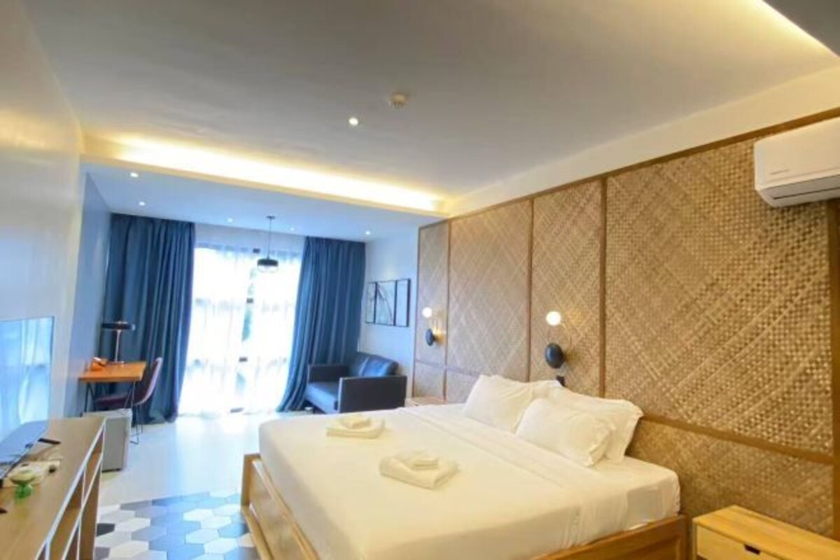 In-room safe, WiFi (free), bed sheets
