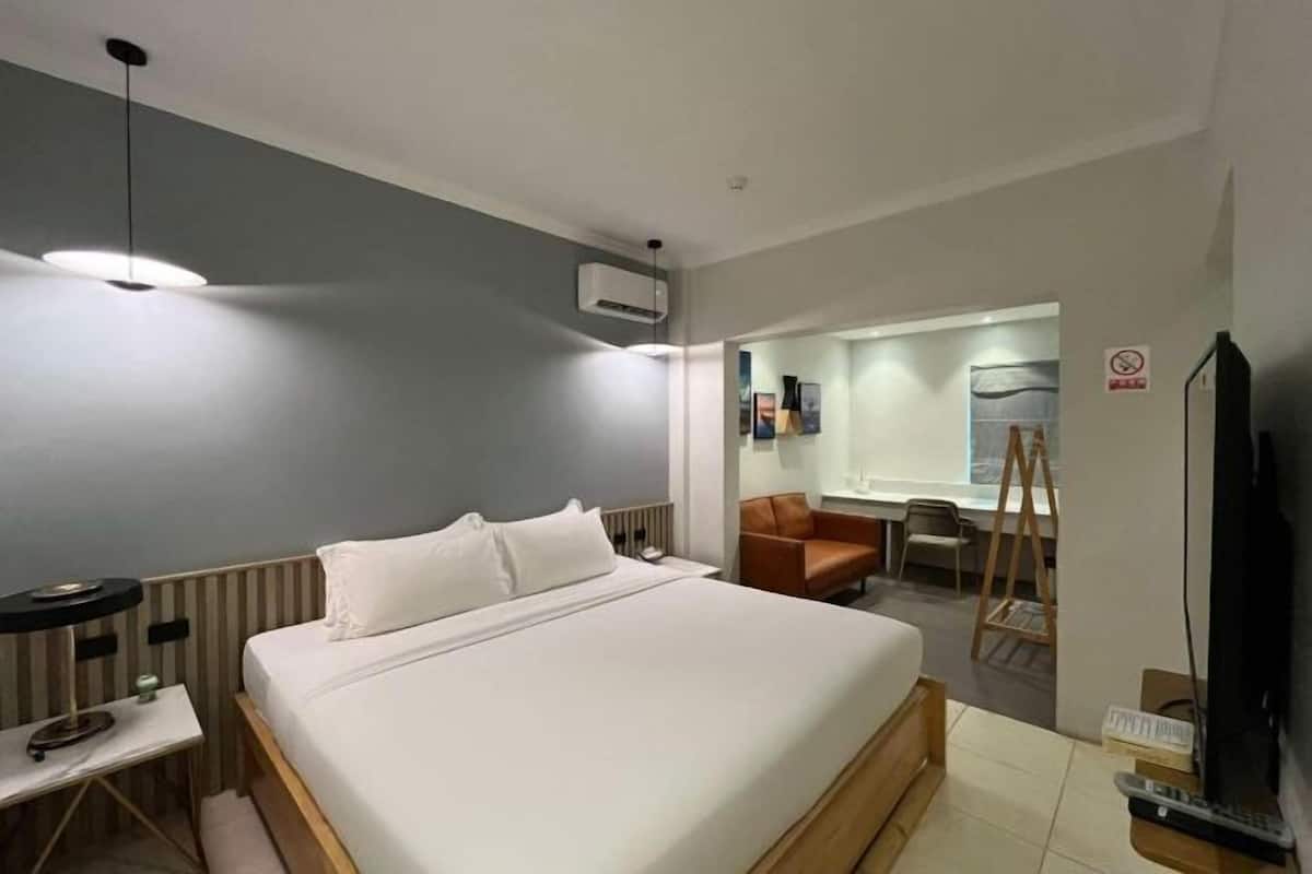 In-room safe, free WiFi, bed sheets