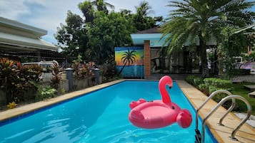 Una piscina al aire libre