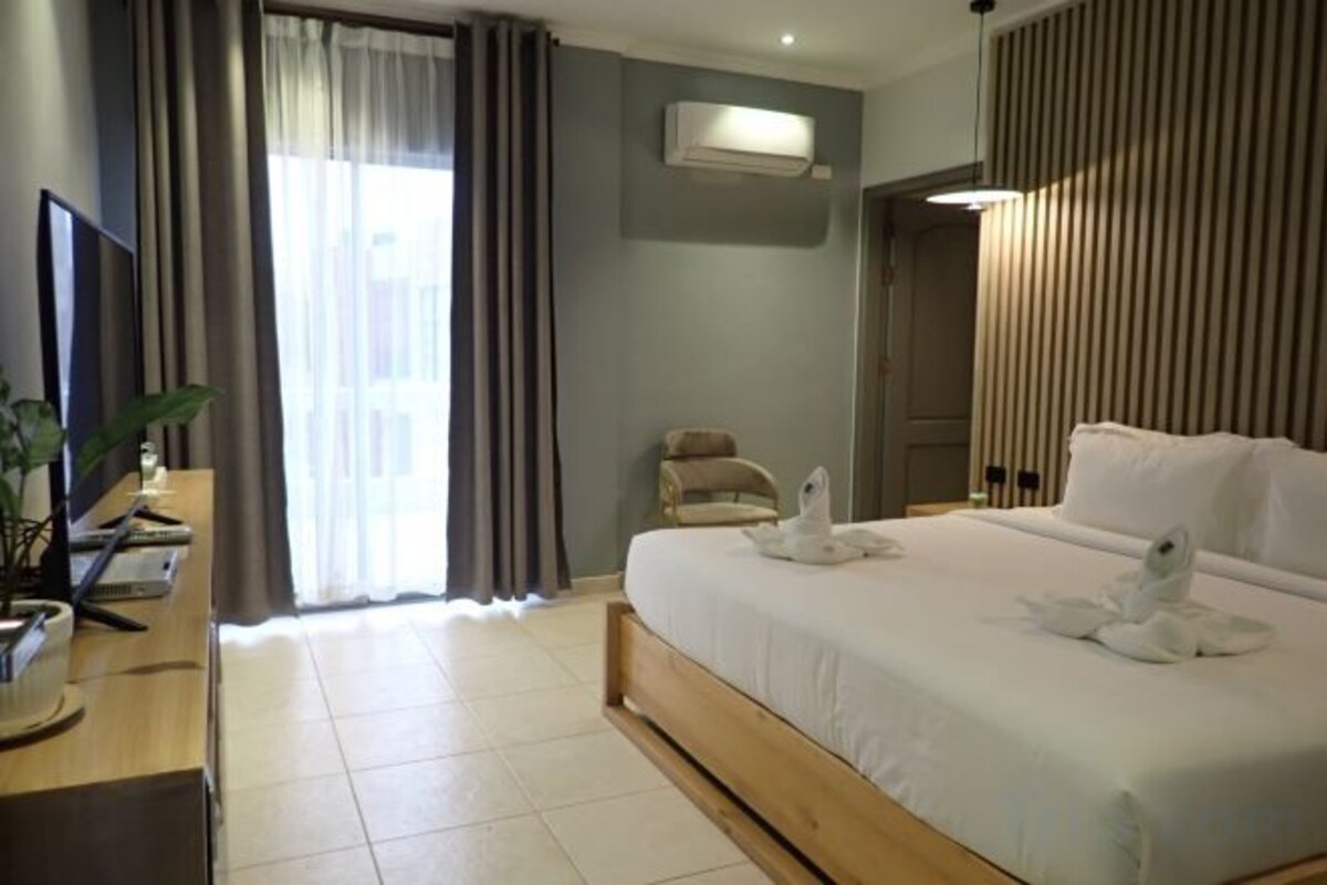 In-room safe, WiFi (free), bed sheets