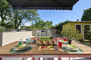 An outdoor dining area with a table set for four, including plates, cutlery, and glasses. - APARTMENTS DOLCEA - Zambratija - Umag (ZAMBRATIJA)