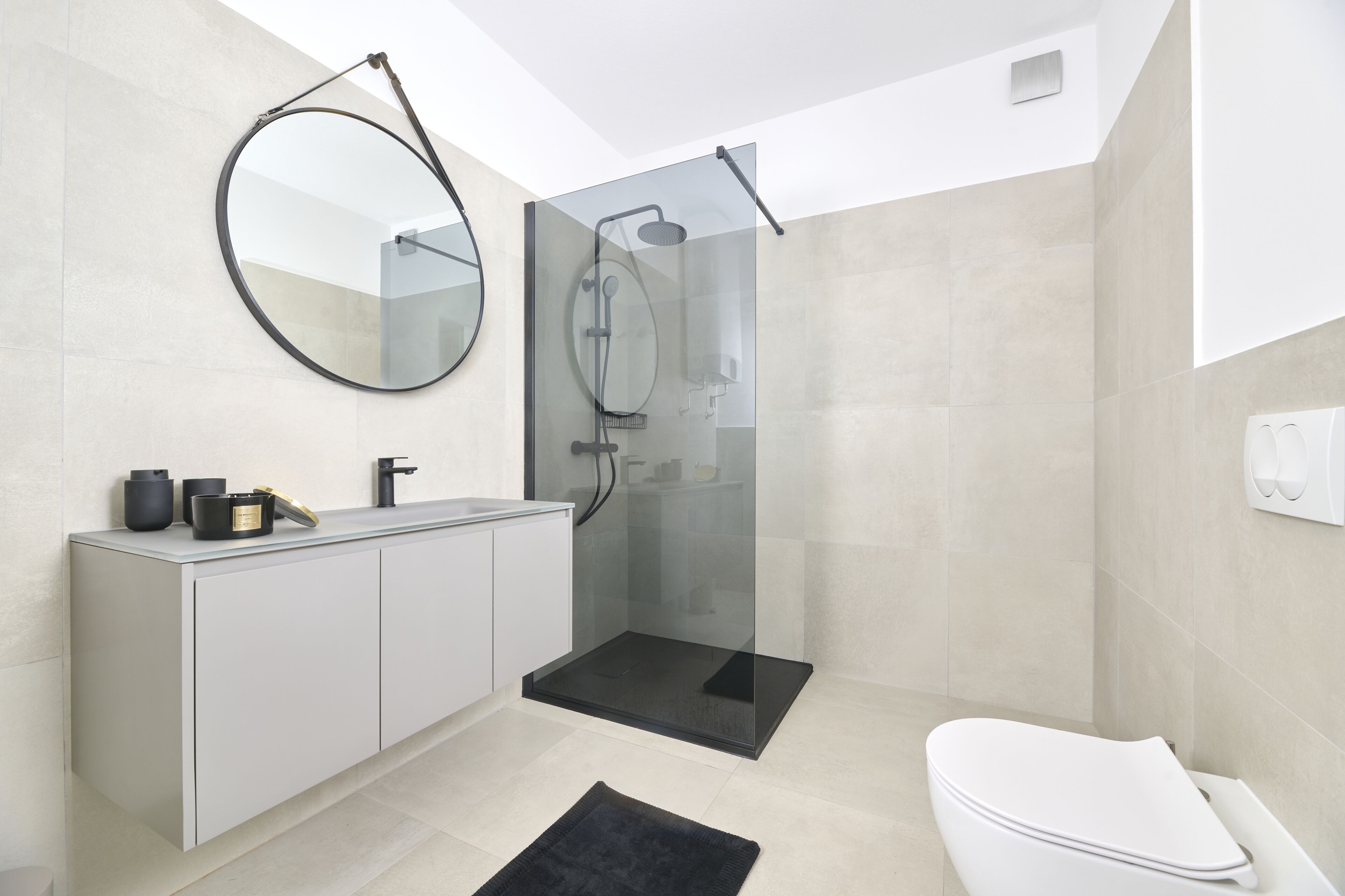 Duschwanne, Haartrockner, Handtücher, Seife