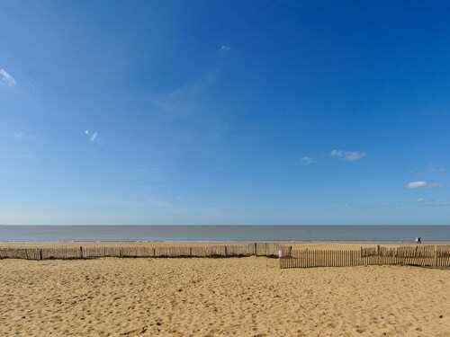 Cozy 1BR Apartment with Balcony, 50m from Beach, Near Shops & WiFi