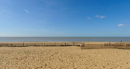 Cozy 1BR Apartment with Balcony, 50m from Beach, Near Shops & WiFi