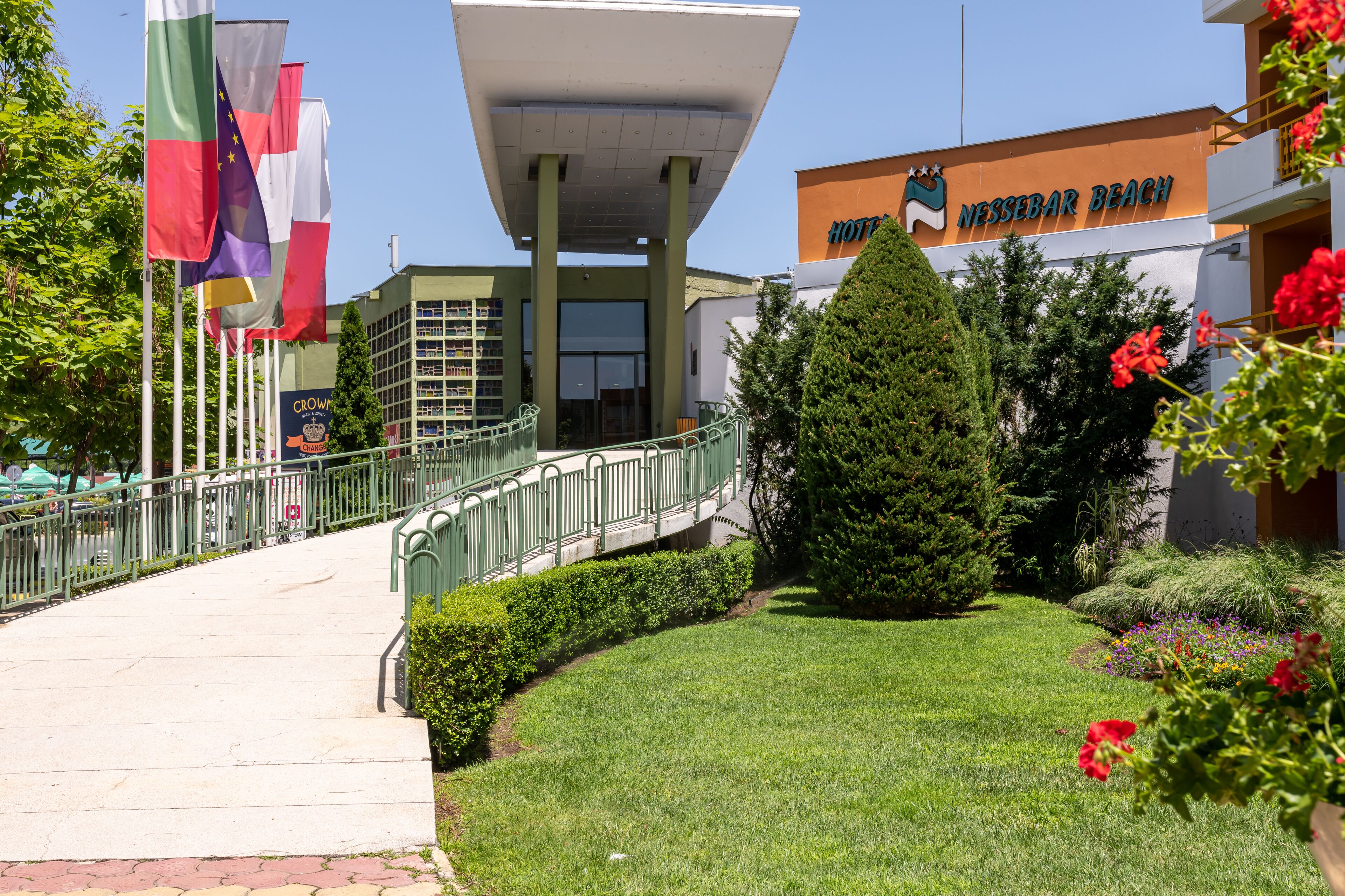 Una piscina al aire libre de temporada (de 09:00 a 18:00), sombrillas