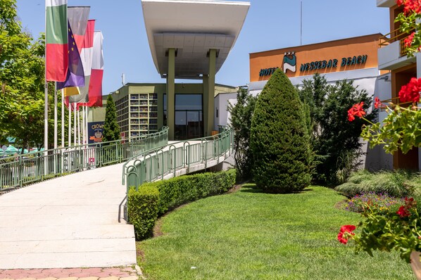 Una piscina al aire libre de temporada, sombrillas