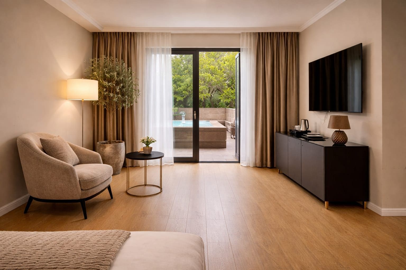 Suite Deluxe with Terrace and Outside Jacuzzi | Oppholdsområde | En 150-centimeters Flatskjerm-TV med Parabol-TV samt TV og filmkjøp