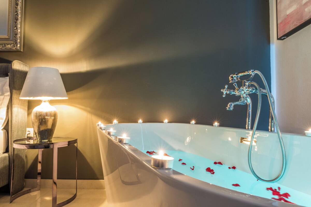 Suite Deluxe with Terrace and Outside Jacuzzi | 욕실 | 레인폴 샤워기, 고급 세면용품, 헤어드라이어, 슬리퍼