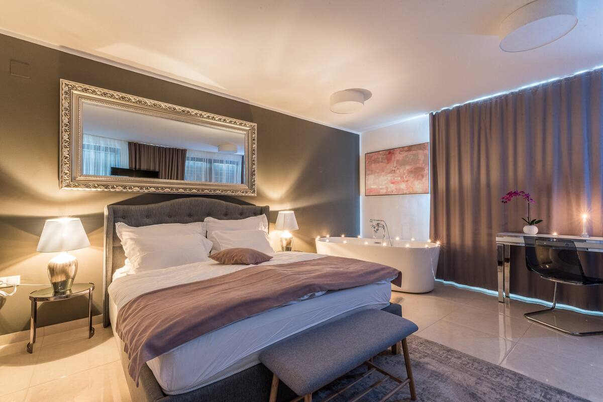Deluxe Double Room with Bath | 이집트산 면 시트, 고급 침구, 오리/거위 털 이불, 메모리폼 침대