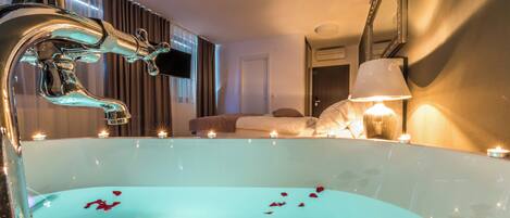 Deluxe Double Room with Bath | Bathroom | Rainfall showerhead, designer toiletries, hair dryer, slippers