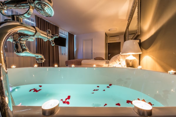 Deluxe Double Room with Bath | Bathroom