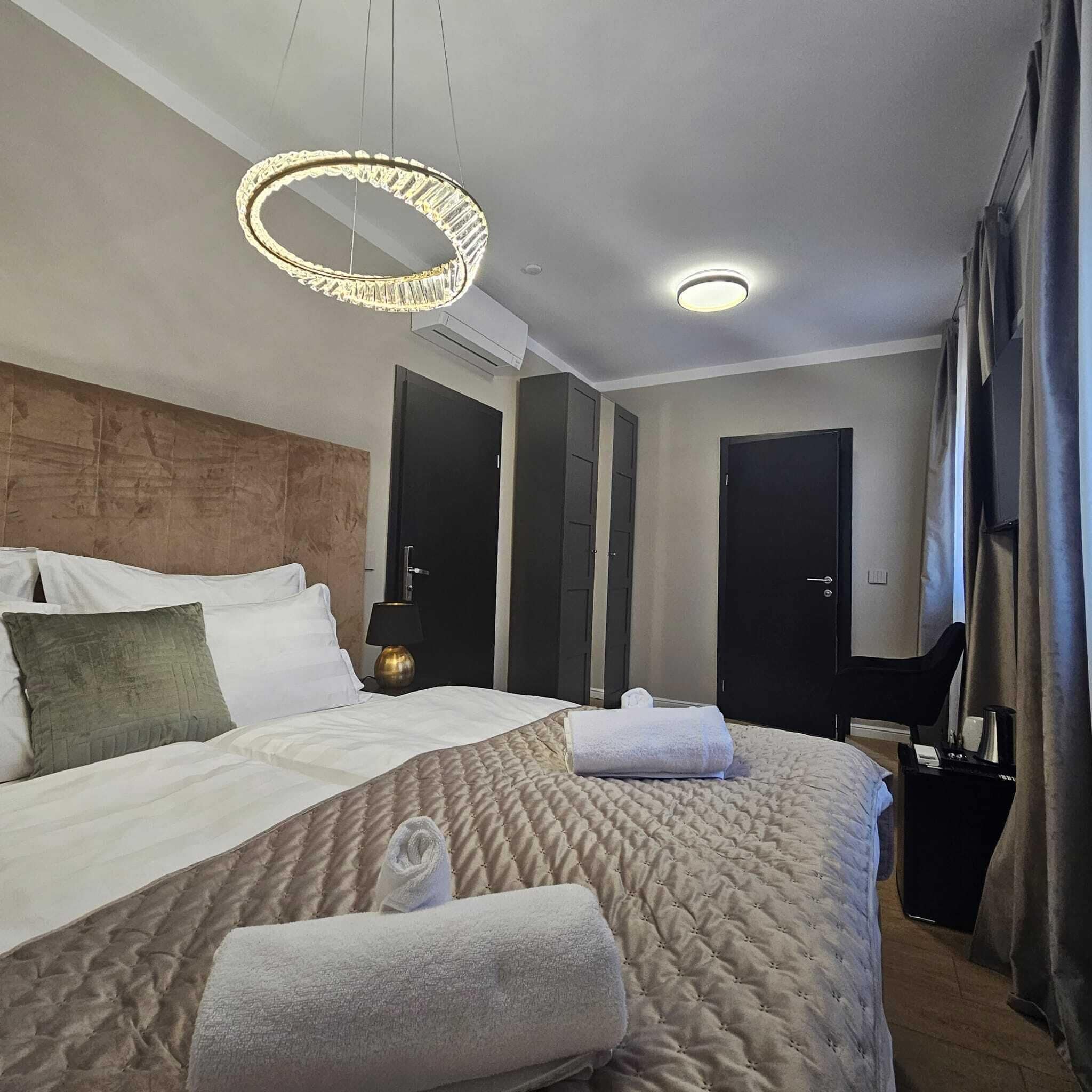 Deluxe Queen Room | Egyptian cotton sheets, premium bedding, memory-foam beds, minibar