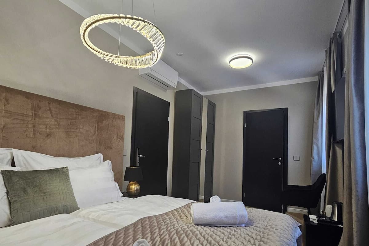 Deluxe Queen Room | Egyptian cotton sheets, premium bedding, memory-foam beds, minibar