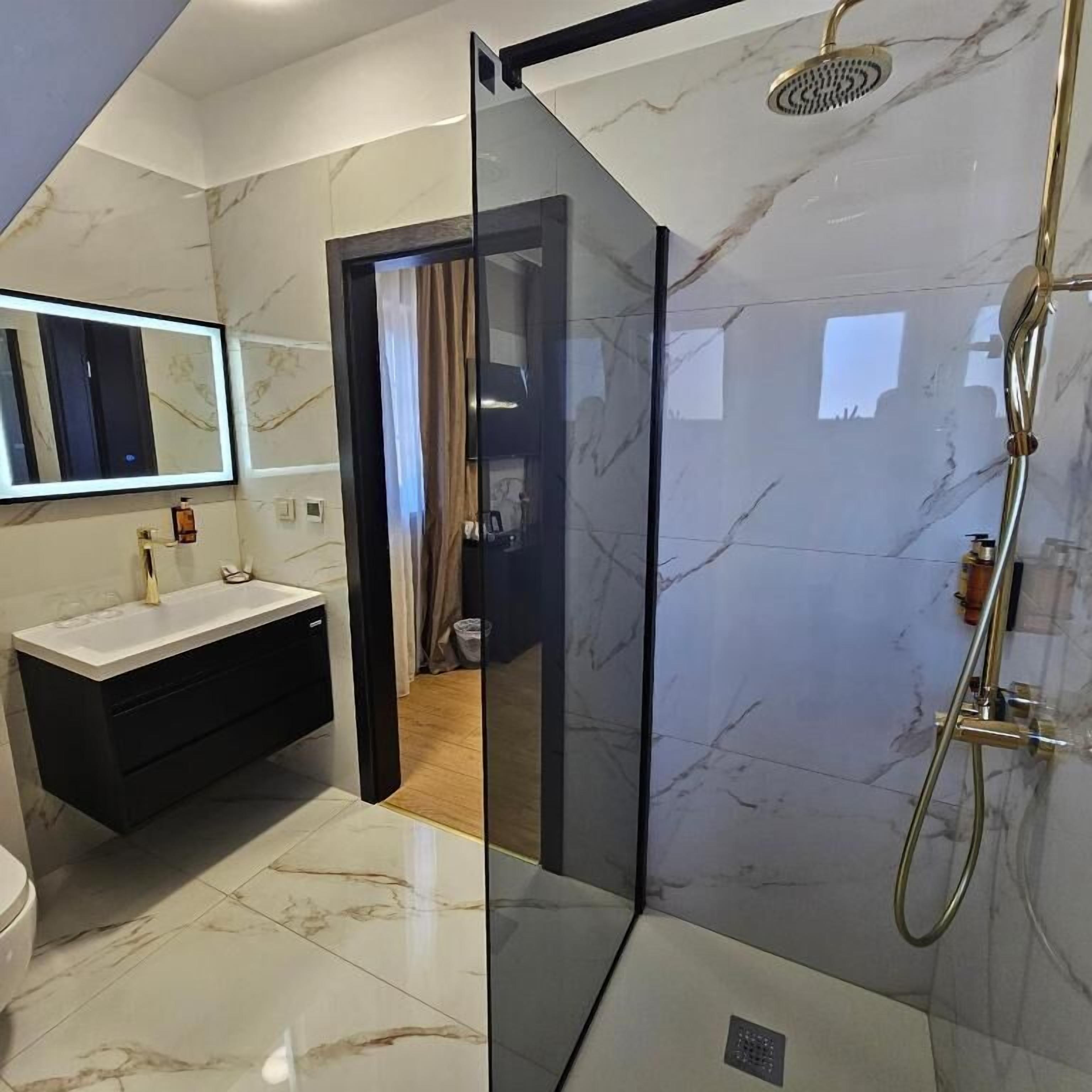 Suite Deluxe with Terrace and Outside Jacuzzi | Bathroom | Rainfall showerhead, designer toiletries, hair dryer, slippers