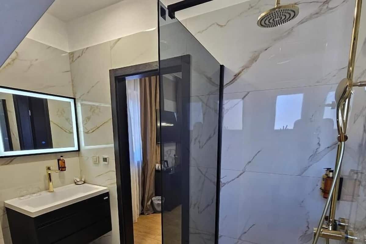 Suite Deluxe with Terrace and Outside Jacuzzi | Bathroom | Rainfall showerhead, designer toiletries, hair dryer, slippers