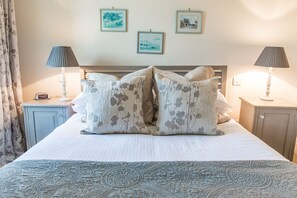Habitación doble superior | Decoración individual, mobiliario individual, ropa de cama