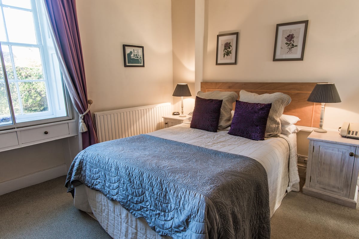 1 bedroom, individually decorated, individually furnished, bed sheets