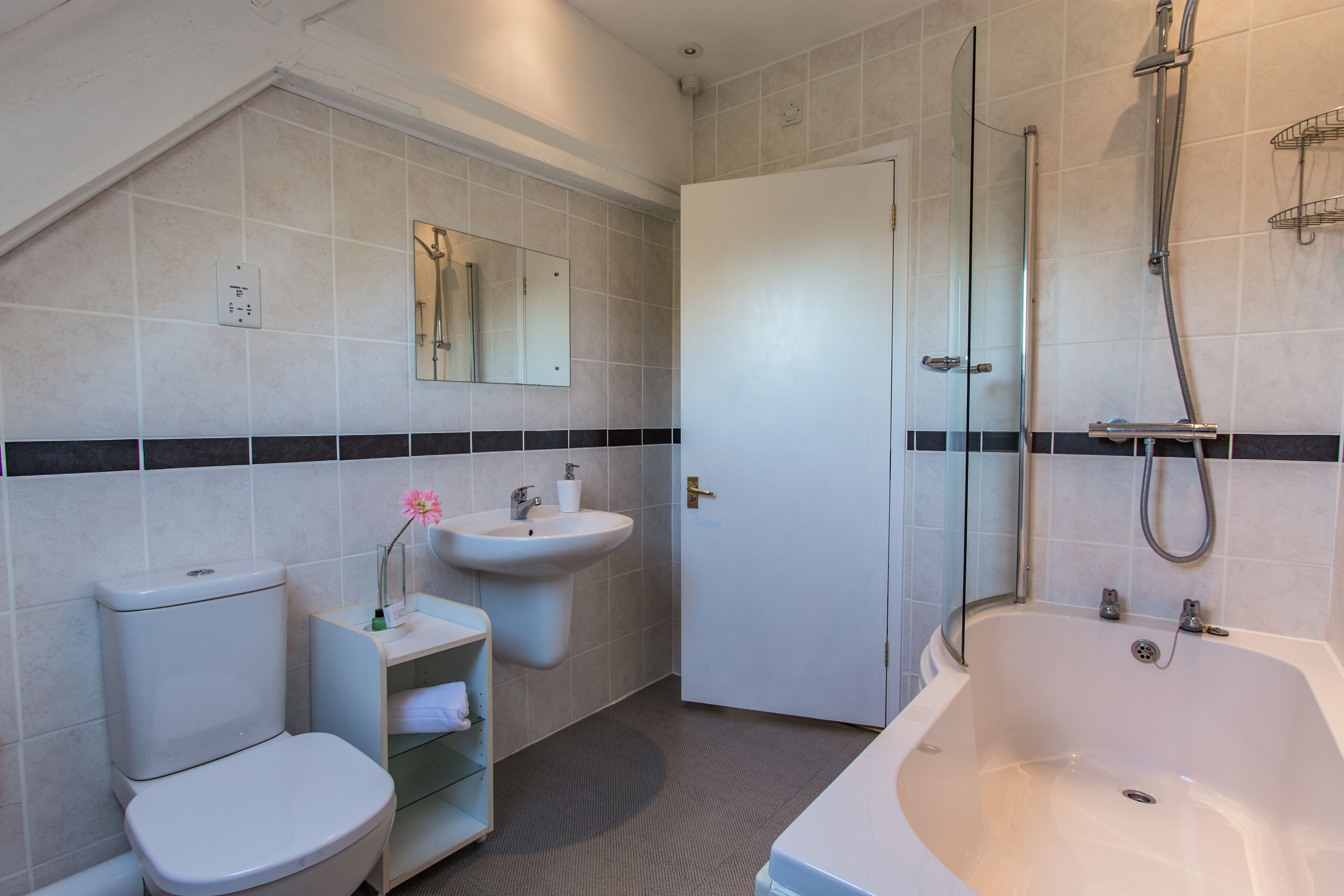 Family Suite | Bathroom | Free toiletries, hair dryer, towels