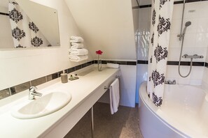 슈피리어 더블룸 | 욕실 | 무료 세면용품, 헤어드라이어, 타월