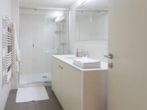 Shower, hair dryer, towels - Cort Reial 1A - Holiday Apartment Rental in Girona | Bravissimo (Girona)