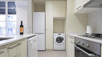 Een koelkast, een magnetron, een oven, een vaatwasser