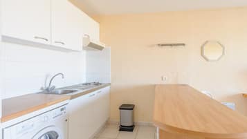 Réfrigérateur, micro-ondes, plaque de cuisson, lave-vaisselle