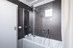 Duschwanne, Haartrockner, Bidet, Handtücher