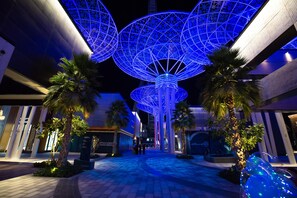 Front of property - evening/night - Edens Dubai - Bluewaters ‪ (Dubai)