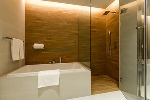 Luxury Apartment, 3 Bedrooms, Non Smoking | Bathroom | Free toiletries, towels, soap, shampoo - Edens Dubai - Bluewaters ‪ (Dubai)