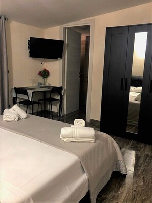 Luxury Double Room | Soundproofing, WiFi (free), bed sheets - Guest House Loriano (Marcianise)